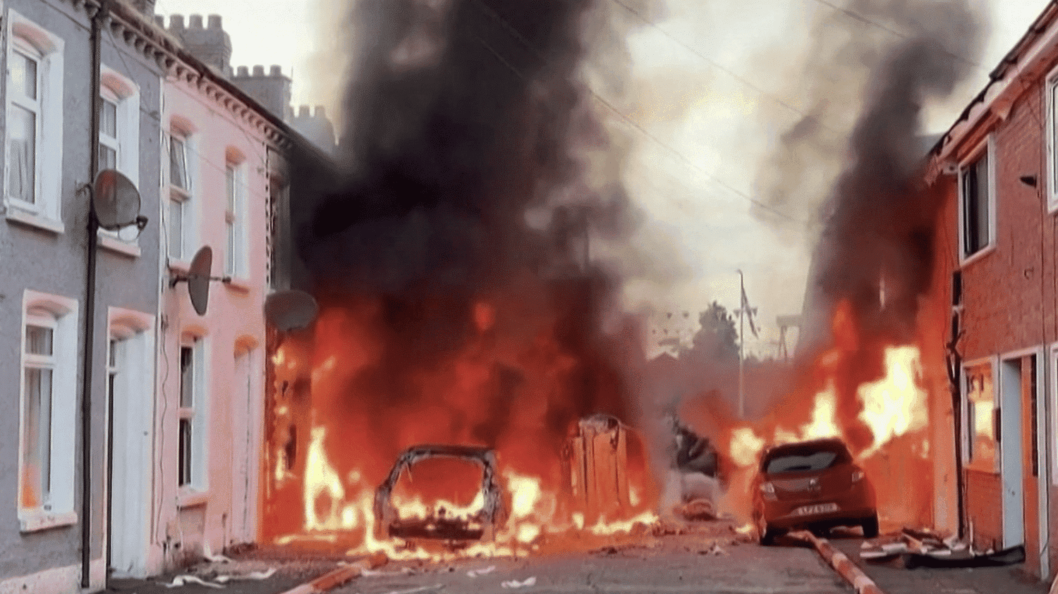 Irlande du Nord : à Belfast, de violentes émeutes anti-immigration choquent  les riverains – franceinfo