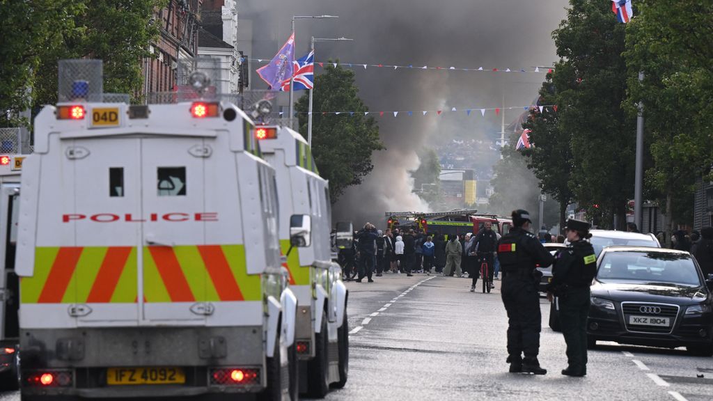 Irlande du Nord : habitations incendiées, routes bloquées... de fortes  tensions après une attaque au couteau à Belfast | TF1 Info