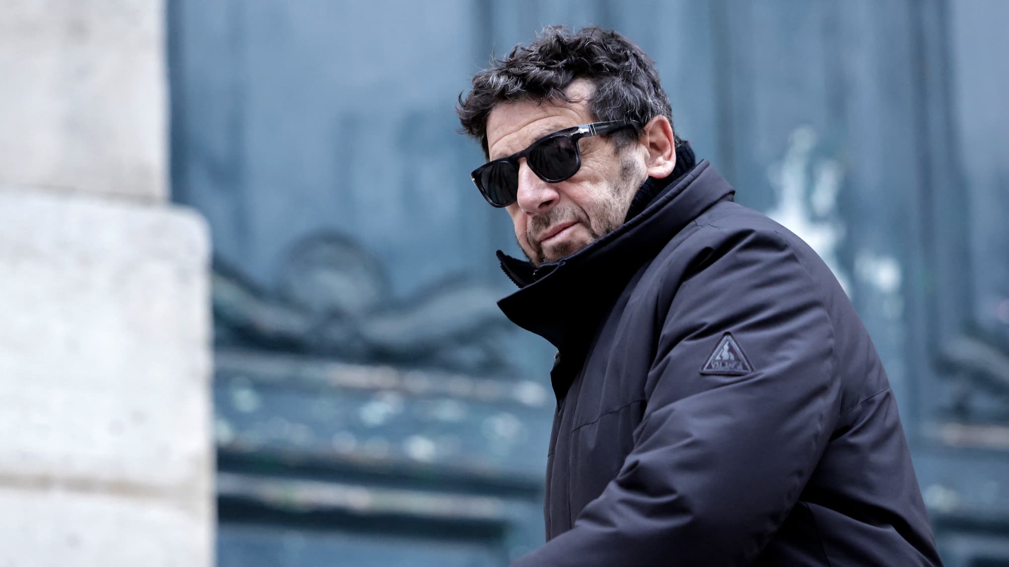 Affaire Patrick Bruel: le chanteur, présenté à quatre juges à l'issue de sa  garde à vue, s'est-il préparé à aller en prison?