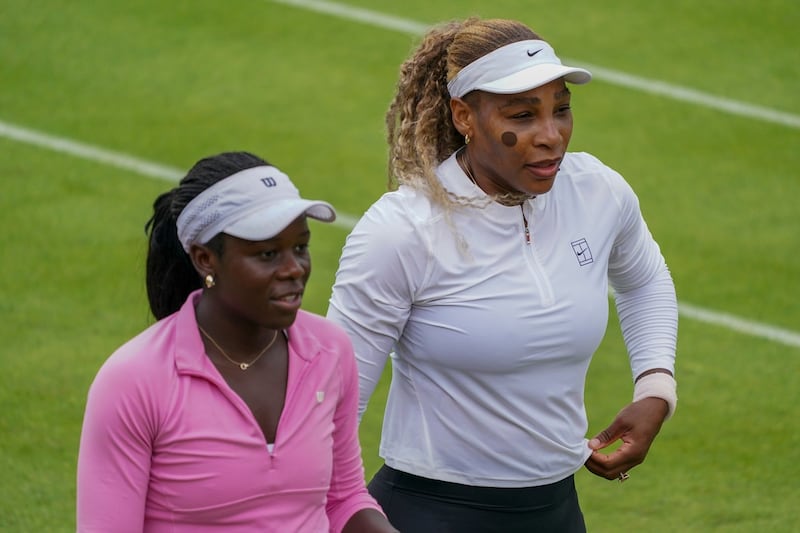 Serena Williams gagne avec Victoria Mboko à son retour à la compétition