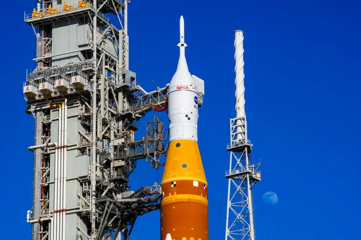 Retour au garage pour la fusée SLS : pourquoi la lune va (encore) devoir  attendre