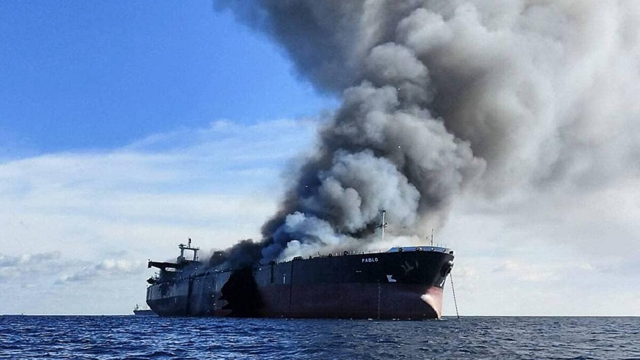 Trois marins disparus après une explosion sur un pétrolier en Malaisie