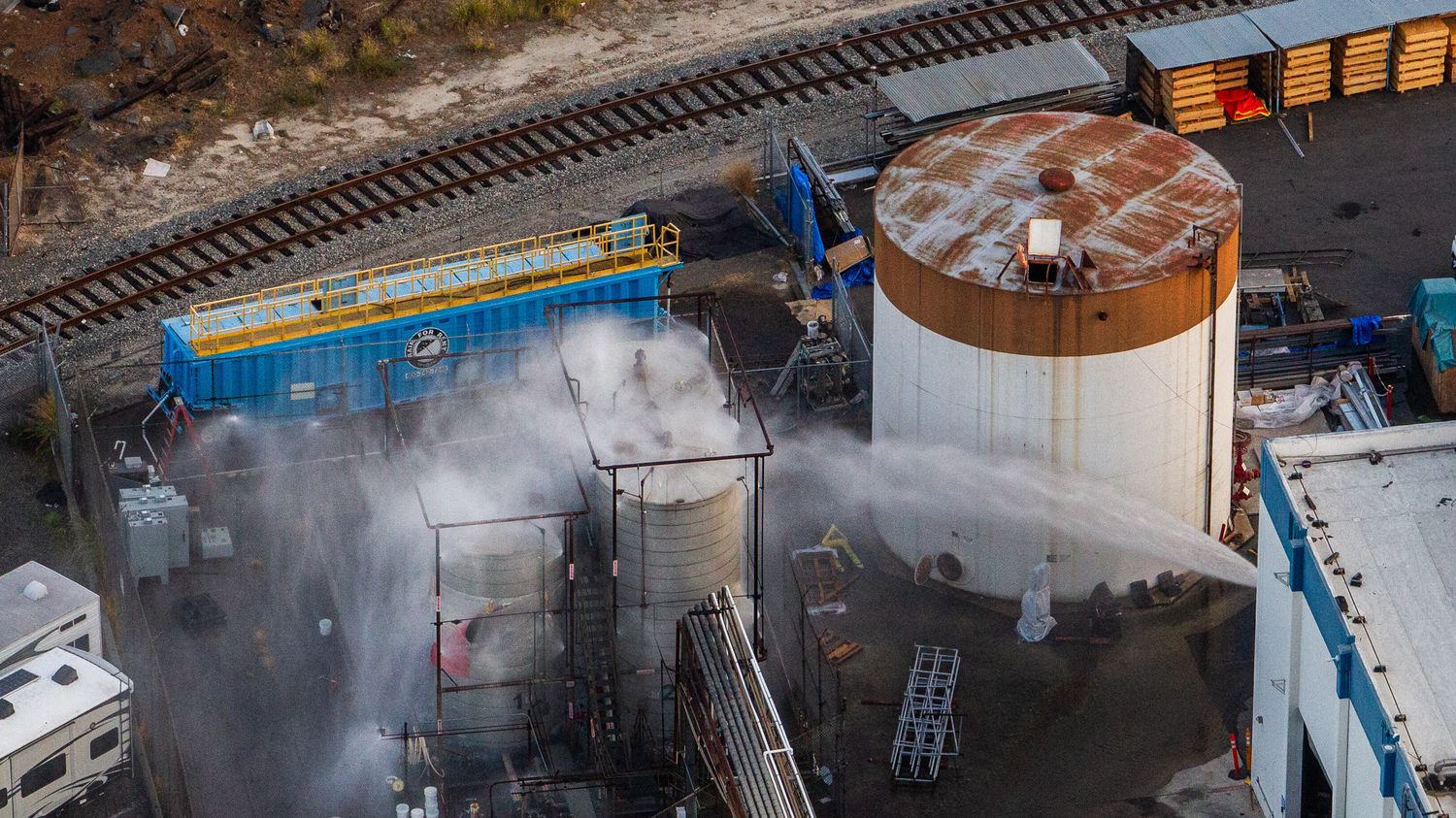 Les autorités californiennes craignent l'explosion d'une cuve de produit  chimique, 40 000 habitants évacués – franceinfo