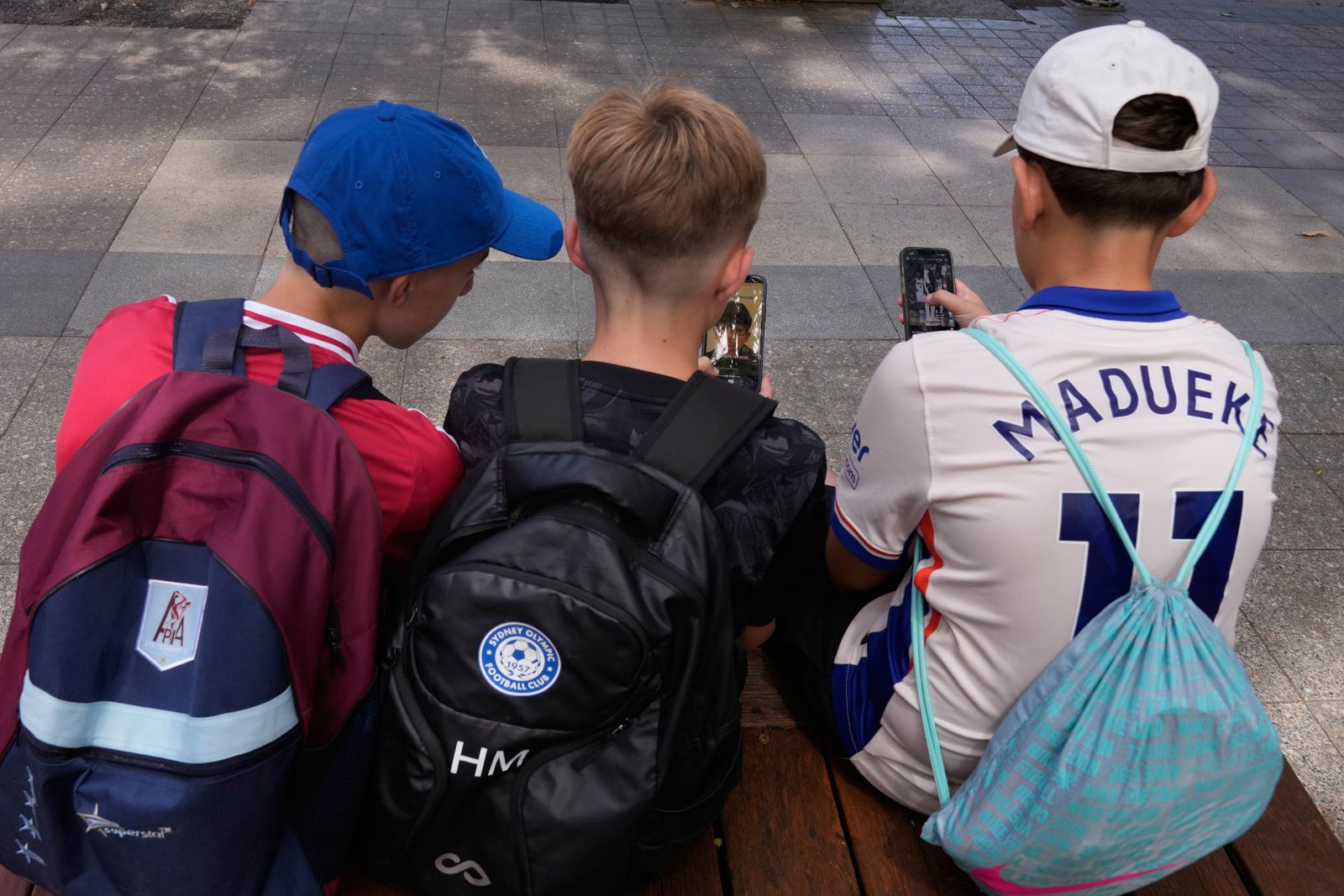 Les Canadiens favorables à l'interdiction des médias sociaux pour les moins  de 16 ans | Le Devoir