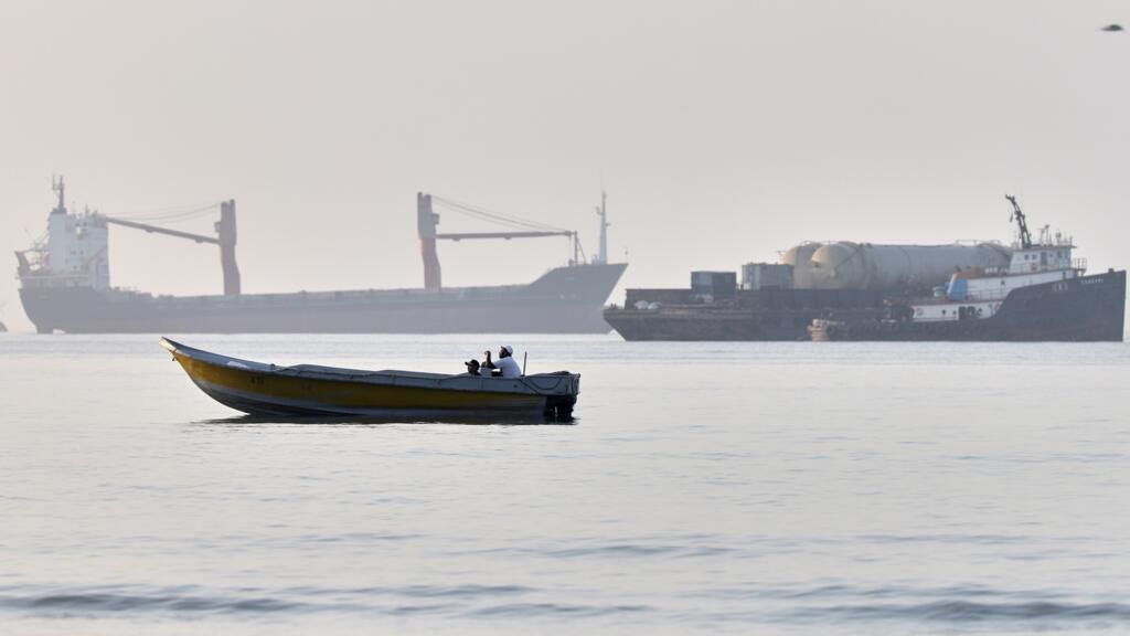 En direct : l'Iran annonce fermer le détroit d'Ormuz à tout type de navire,  Washington dément - France 24