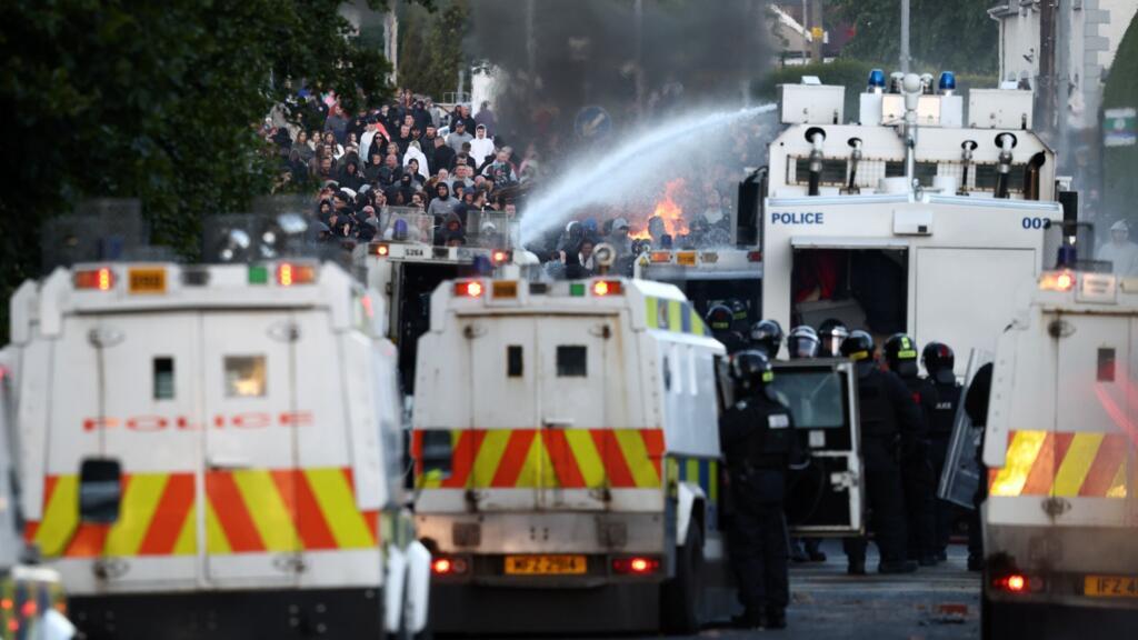 Belfast: nouvelle nuit de manifestations, la police utilise un canon à eau