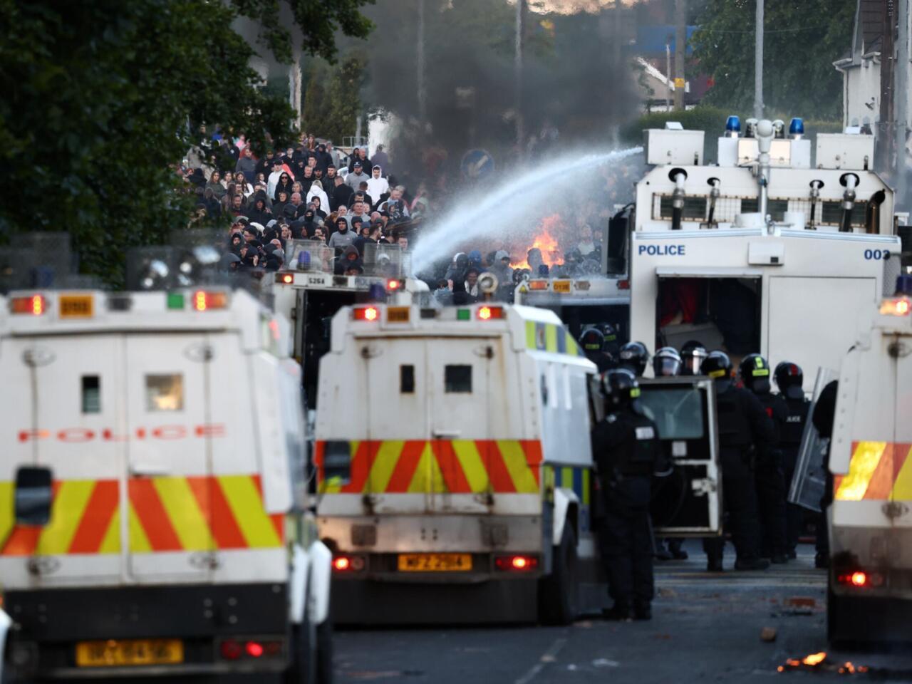 Belfast: nouvelle nuit de manifestations, la police utilise un canon à eau