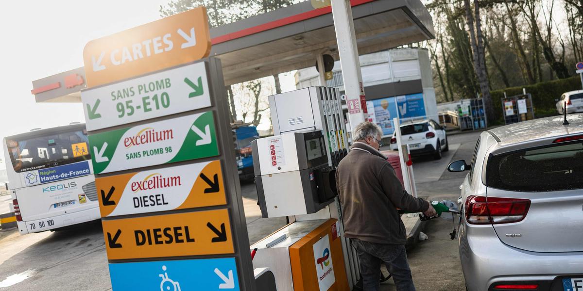 Prix du carburant à la pompe : TotalEnergies s'engage à « plafonner le prix  de l'essence à 1,99 euro/l, celui du diesel à 2,09 euro/l »