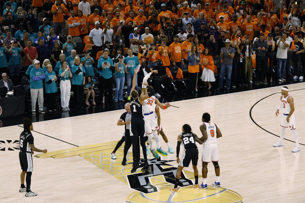 Tentative d'intimidation ratée en finales NBA ? Les Spurs de Victor  Wembanyama tournent en dérision les Knicks avec un son de flûte... avant de  s'incliner