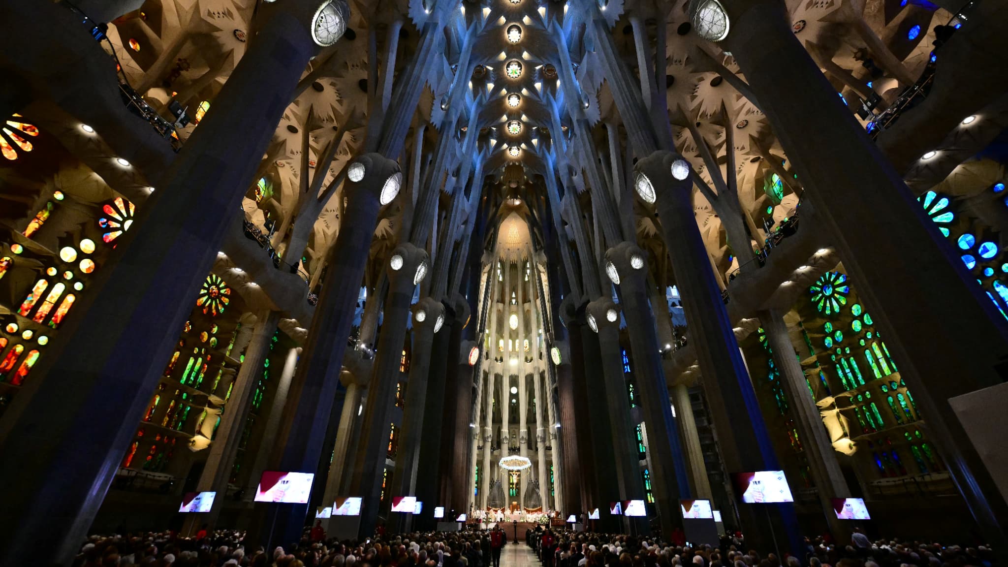 Illuminations, sons... Les images impressionnantes de la bénédiction de la  plus haute tour de la Sagrada Familia par le pape Léon XIV