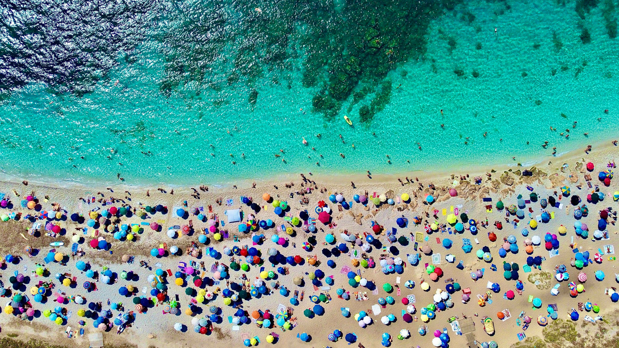 Sardaigne: une plage interdit les parasols aux 10-65 ans