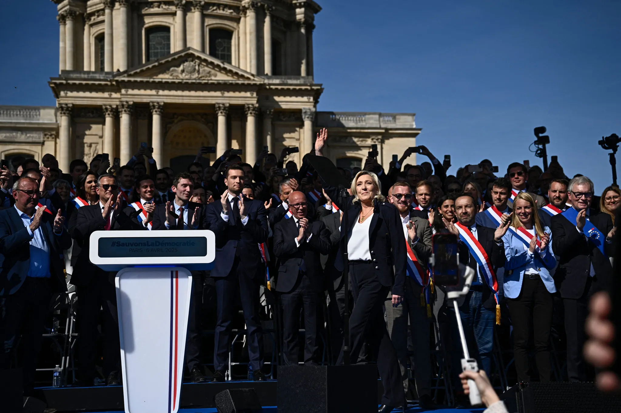 Marine Le Pen condamnée, devant ses militants elle dénonce "une décision  politique" | France Culture