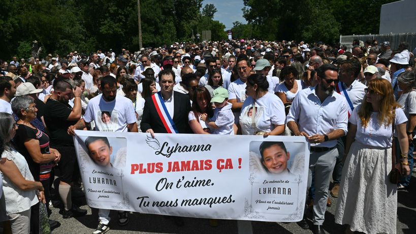 Mort de Lyhanna : des milliers de personnes rassemblées à Fleurance pour  rendre hommage à la fillette | TF1 Info