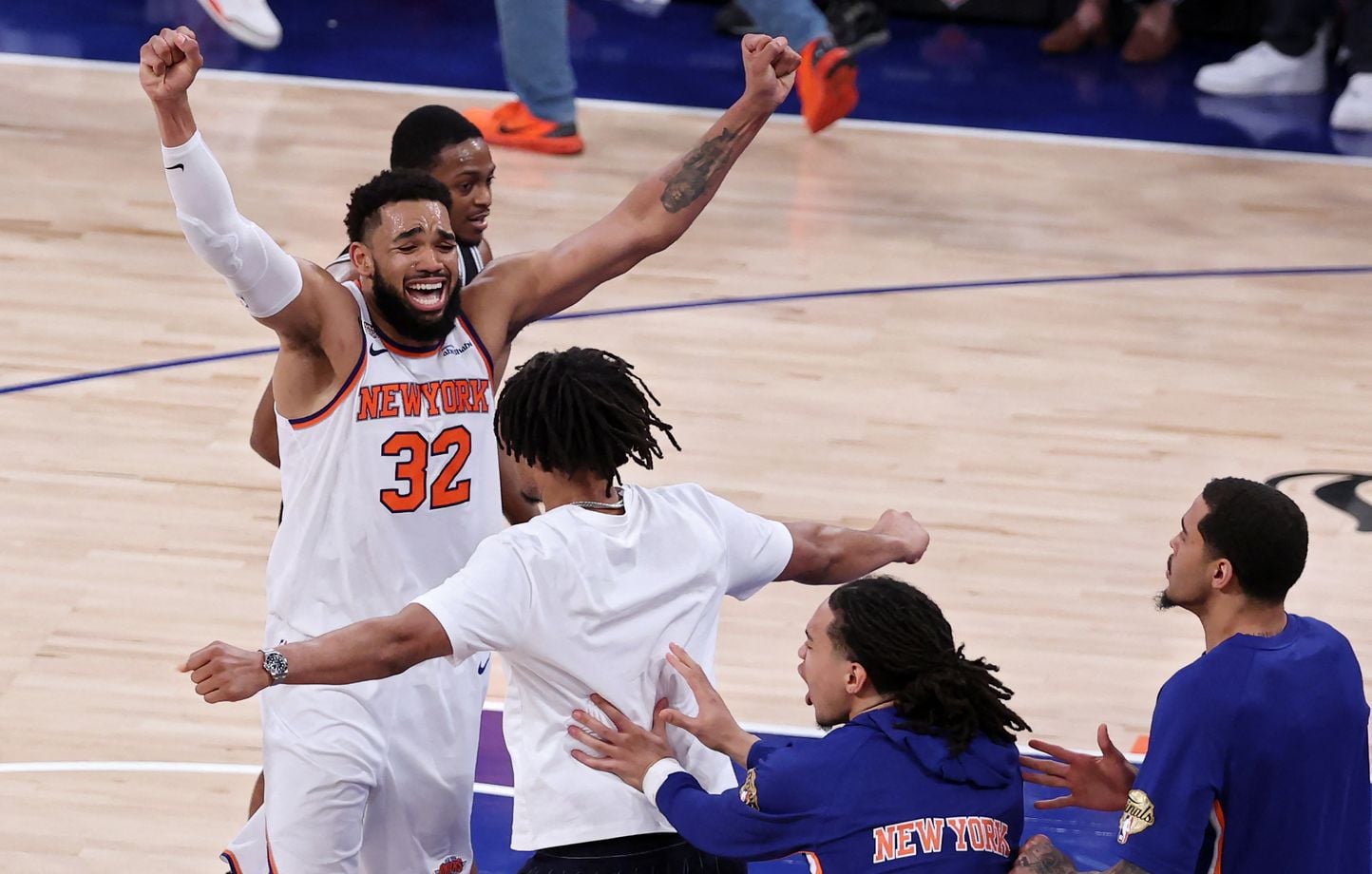 Finales NBA Knicks - Spurs : Wembanyama et San Antonio punis par un retour  irréel des Knicks, de -29 à + 1… Revivez ce match 4 historique avec nous