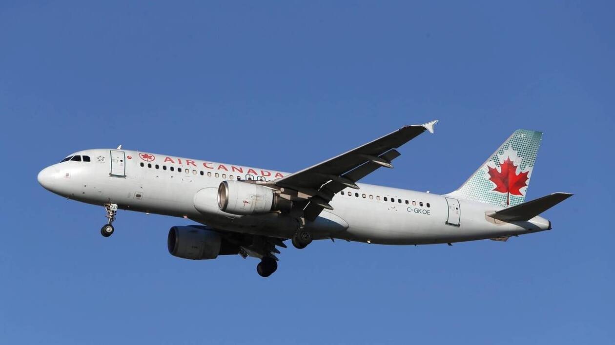 Un ancien pilote d'Air Canada arrêté pour avoir exercé sans licence pendant 17  ans, sur plus de 900 vols