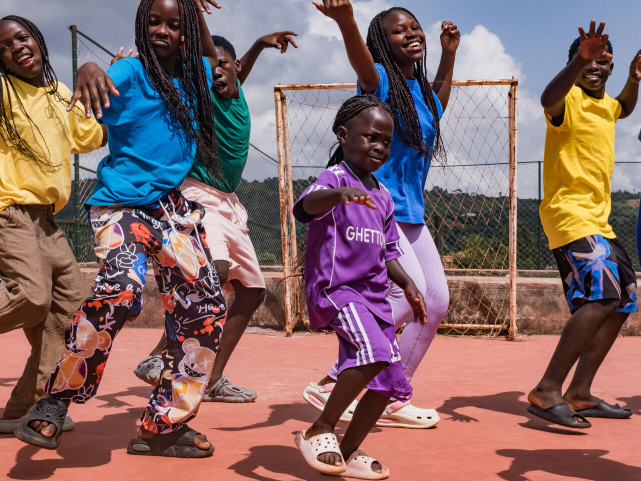 Les "Ghetto kids" ougandais "impatients" de danser avec Shakira pour la  finale de la Coupe du monde de foot
