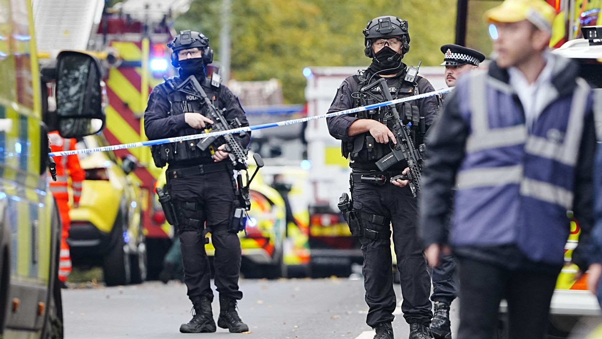 Attaque au couteau devant une synagogue à Manchester : la police annonce l'arrestation  de deux personnes - RTBF Actus