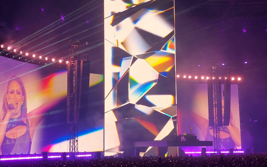 David Guetta en concert au Stade de France : Jennifer Lopez et Akon en  invités, un final en larmes... Revivez son show historique - Le Parisien