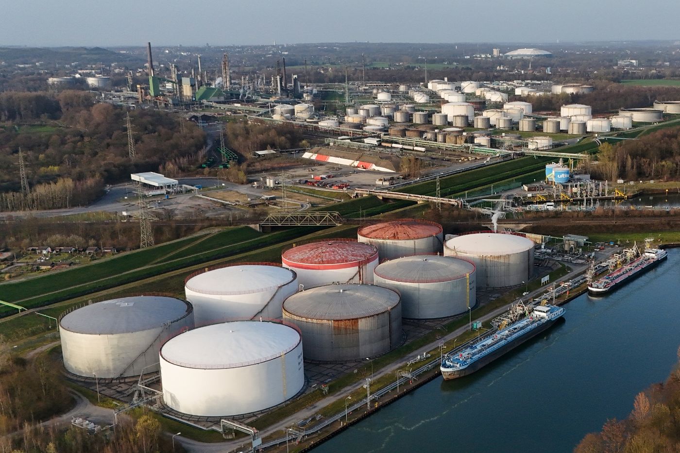Le pétrole chute de 10% après les propos de Trump, fort rebond des Bourses  en Asie