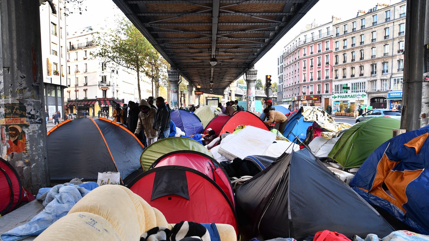 Migrants : le campement de Stalingrad à Paris "fait honte au pays" –  franceinfo
