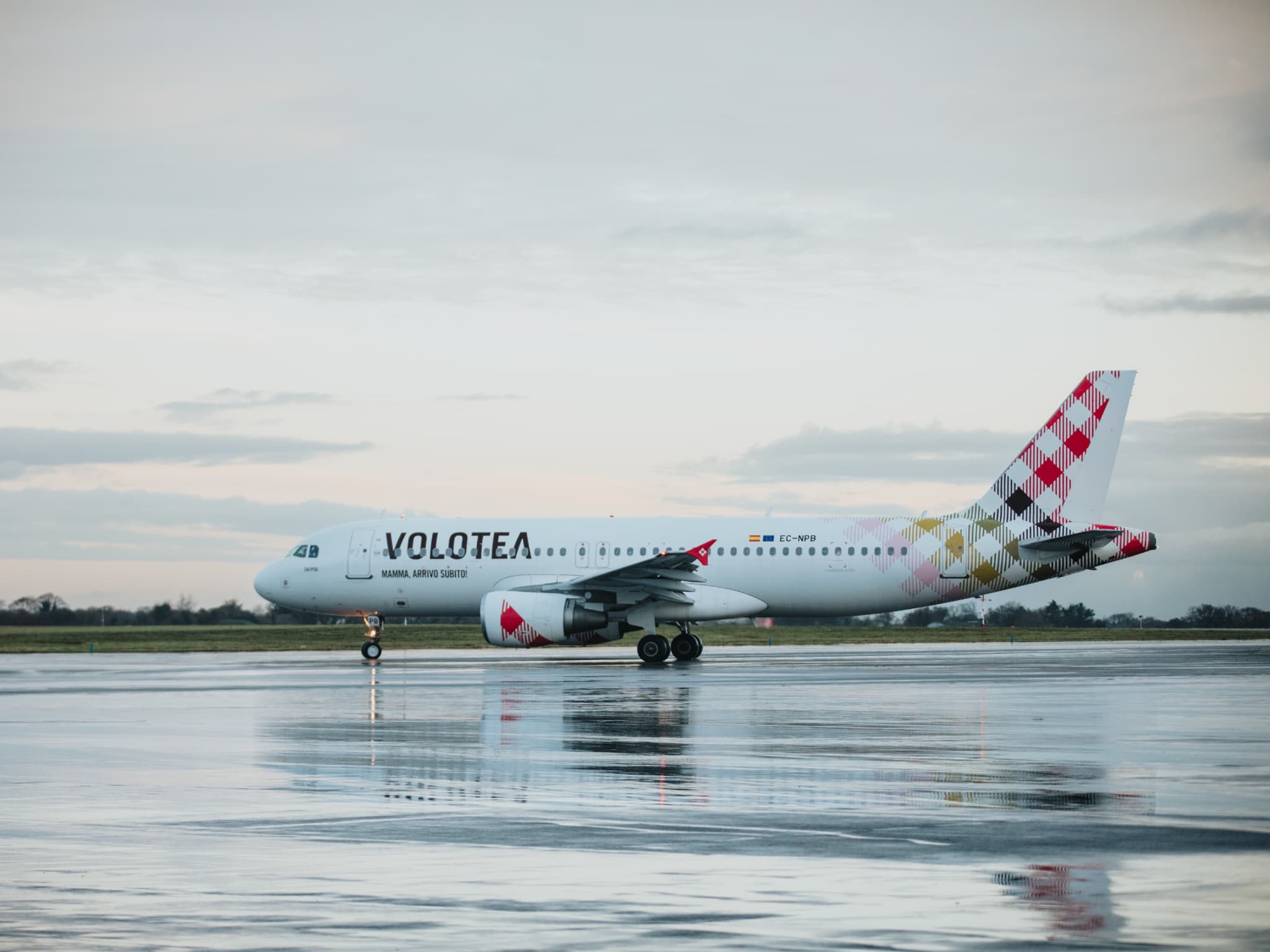C'est la seule compagnie à augmenter les prix des billets d'avion a  posteriori à cause du kérosène: Volotea fait finalement machine arrière  pour les agences de voyage mais pas pour les particuliers
