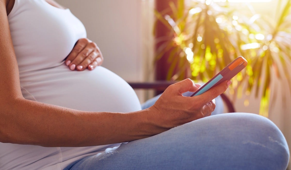 Deux études établissent un lien entre l'usage des smartphones et la chute  de la natalité