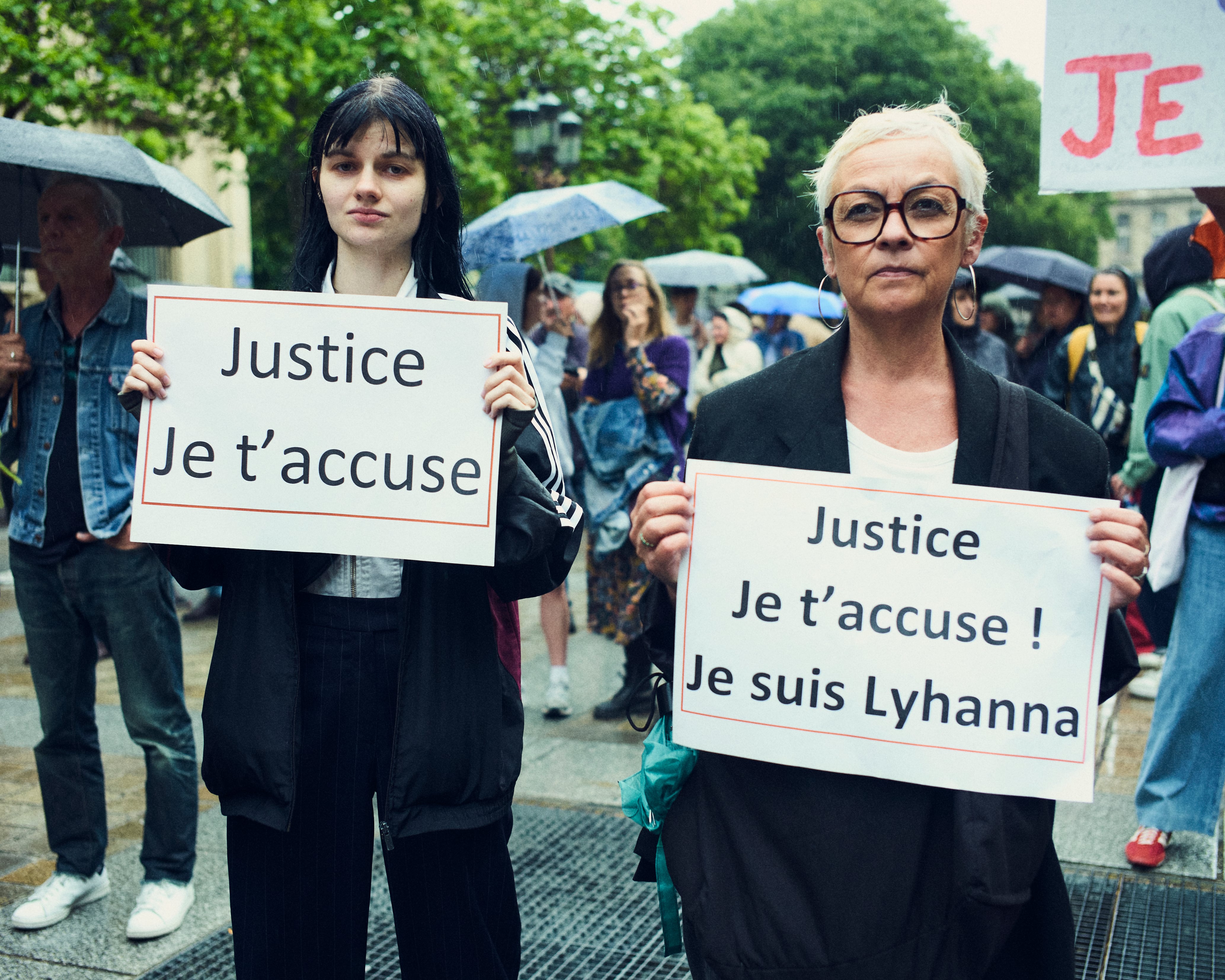 C'est une honte pour notre pays» : à Paris, en hommage à Lyhanna, des  manifestantes jusque sous les fenêtres du ministère de la Justice –  Libération