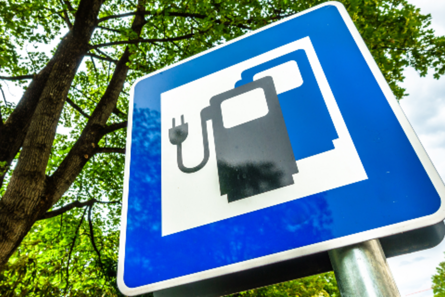 Bornes de recharge et véhicules électriques : "des dérapages et des prix  excessifs" dénoncés par l'UFC-Que Choisir