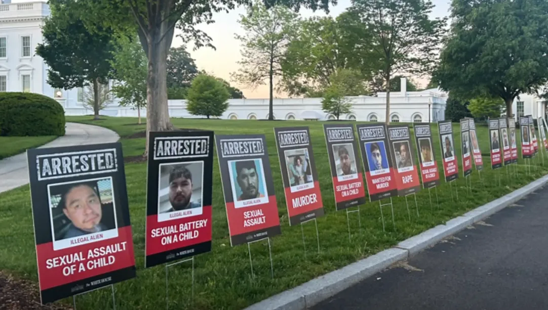 Devant la Maison Blanche, Donald Trump expose les visages de sa politique  anti-immigration | franceinfo