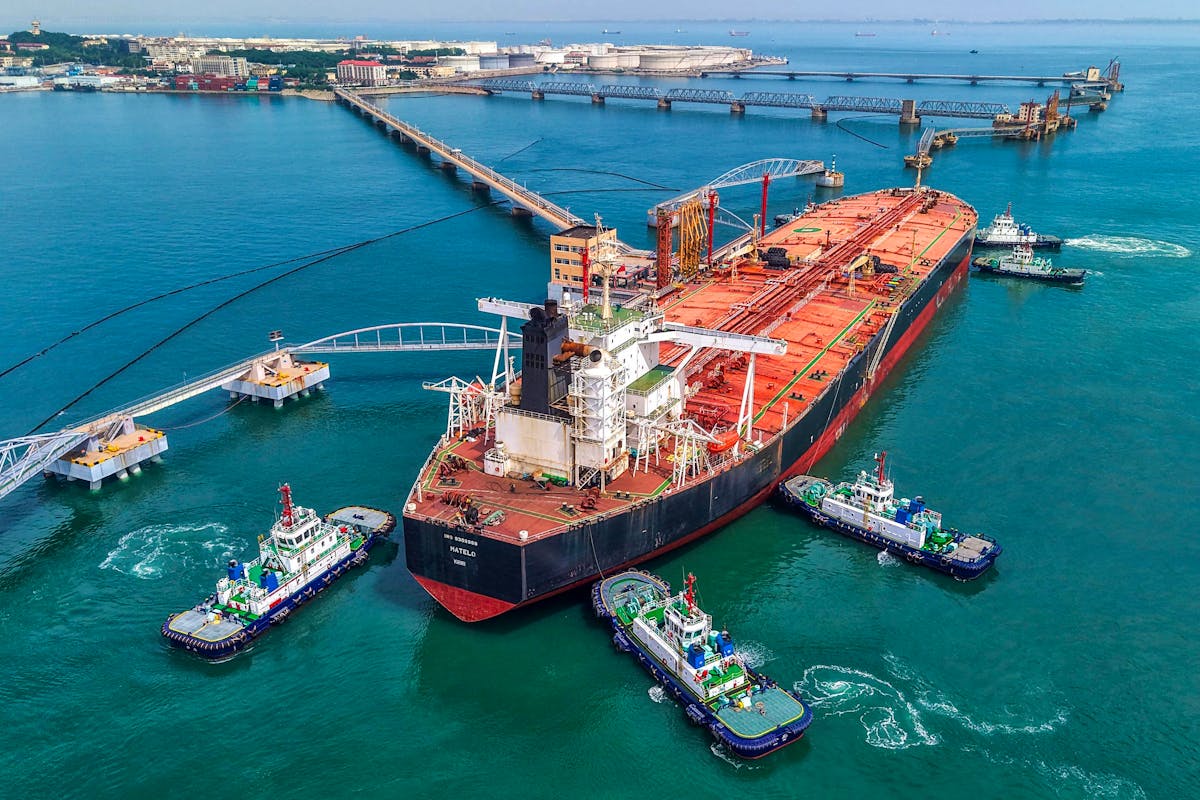 Le pétrole bondit à cause des échanges de frappes entre Israël et l'Iran -  20 minutes