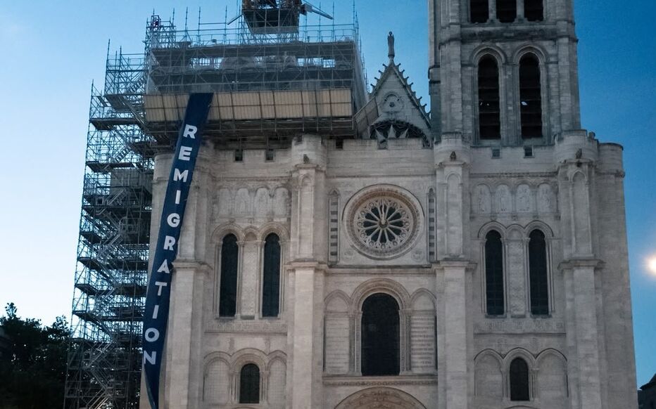 Remigration » : une banderole raciste déployée sur la basilique de Saint- Denis, la mairie et la préfecture portent plainte - Le Parisien