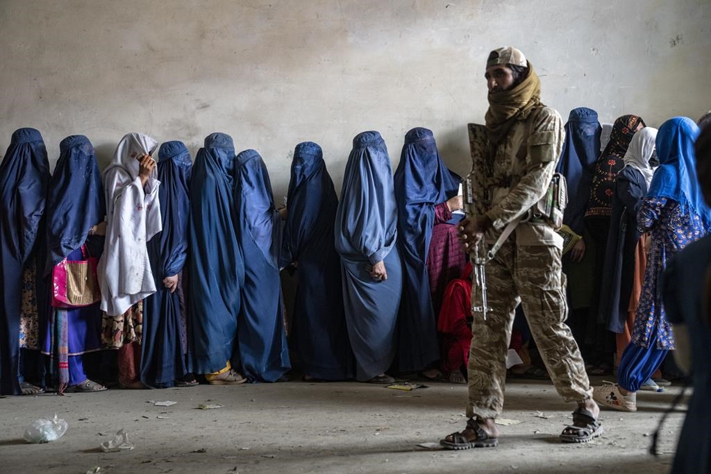 Les talibans imposent des restrictions aux femmes seules en Afghanistan, selon  l'ONU | L'actualité