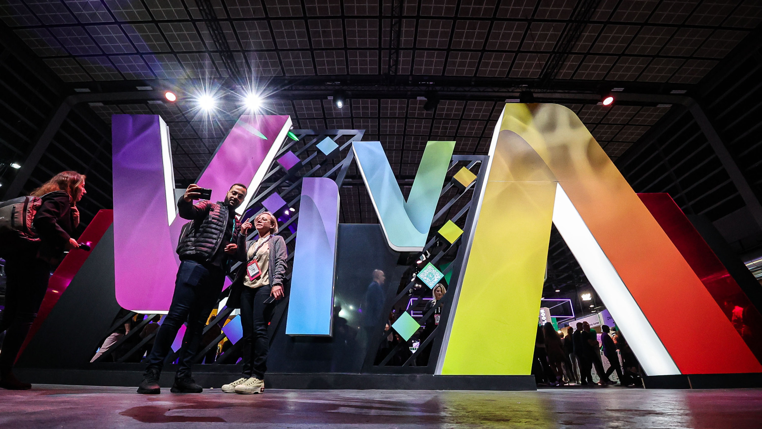 VivaTech 2026 : l'IA superstar, show geant sur les Champs-Elysees -  Affiches Parisiennes