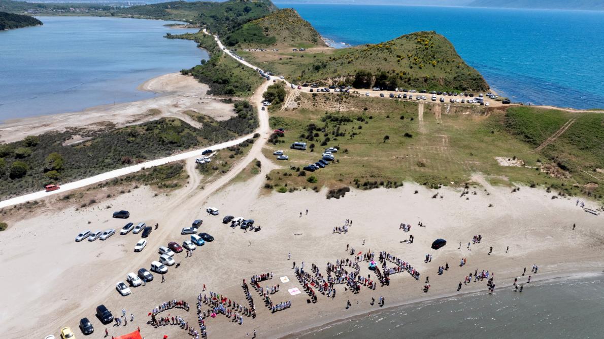 Ce serait fatal » : les Albanais manifestent contre un gigantesque projet  immobilier lié à Trump (photos) - Le Soir