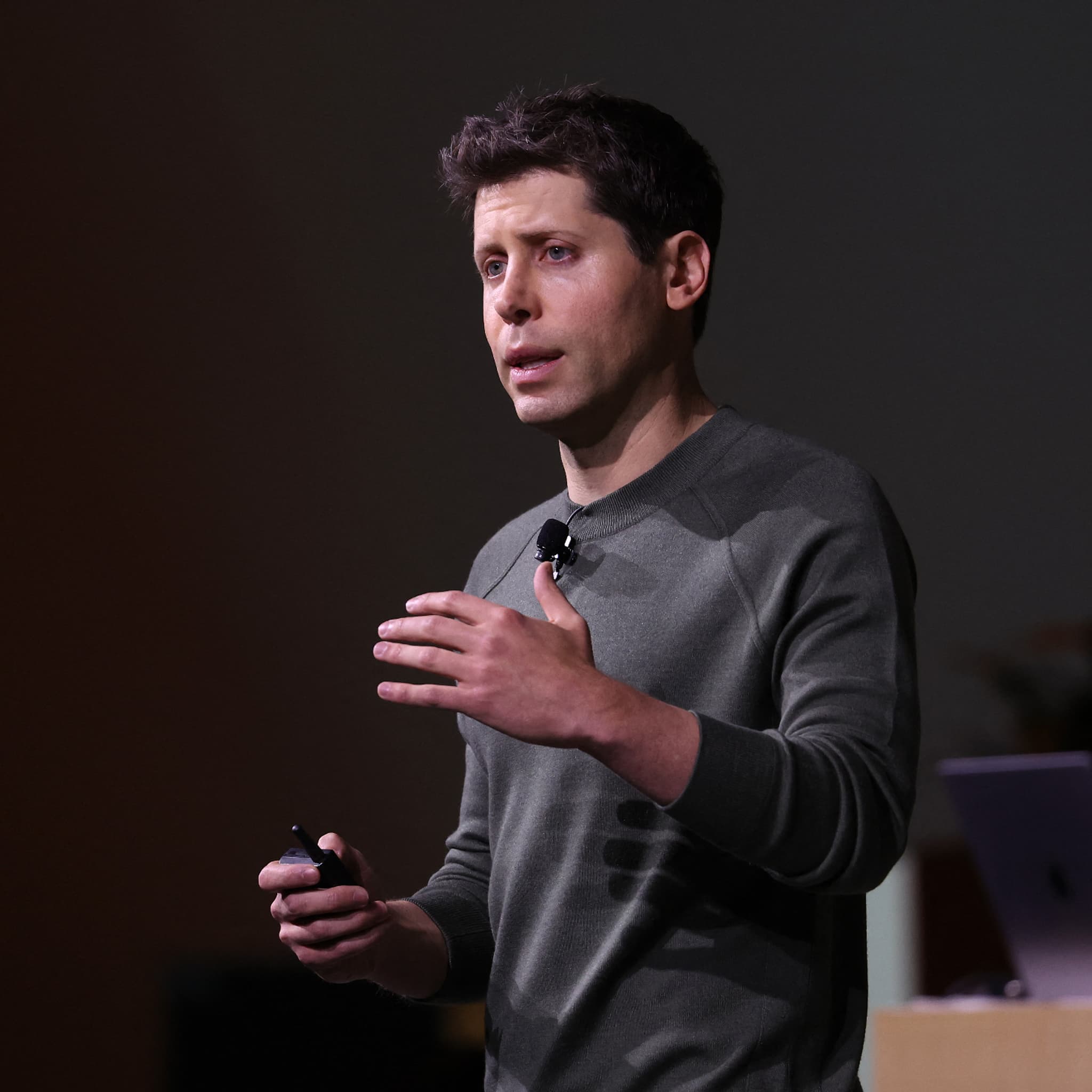La France propose d'accueillir Sam Altman après son éviction par OpenAI