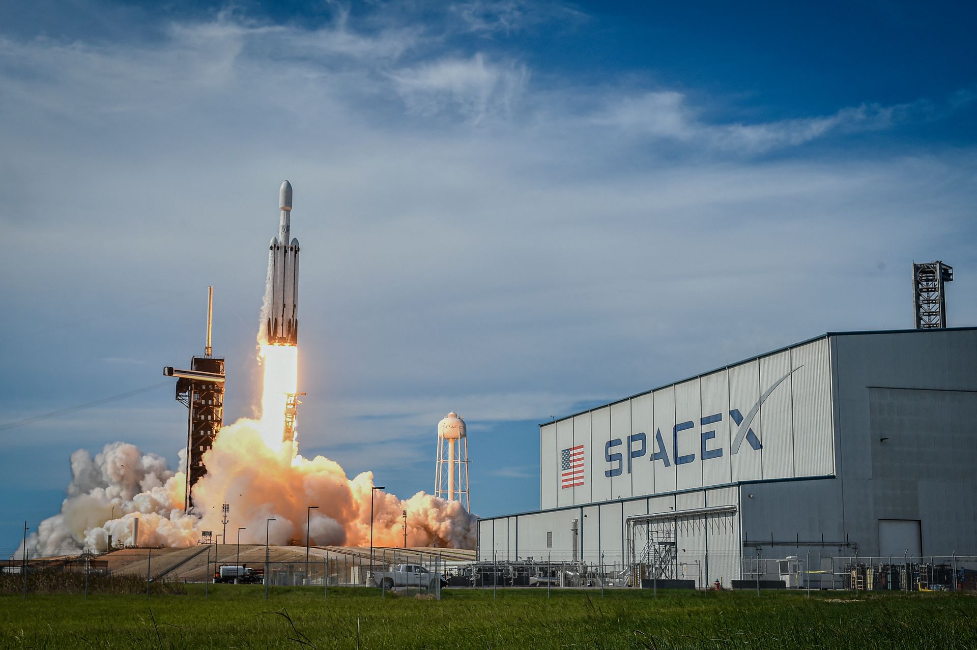 SpaceX viserait une introduction en bourse et testerait une évaluation de  800 milliards de dollars.