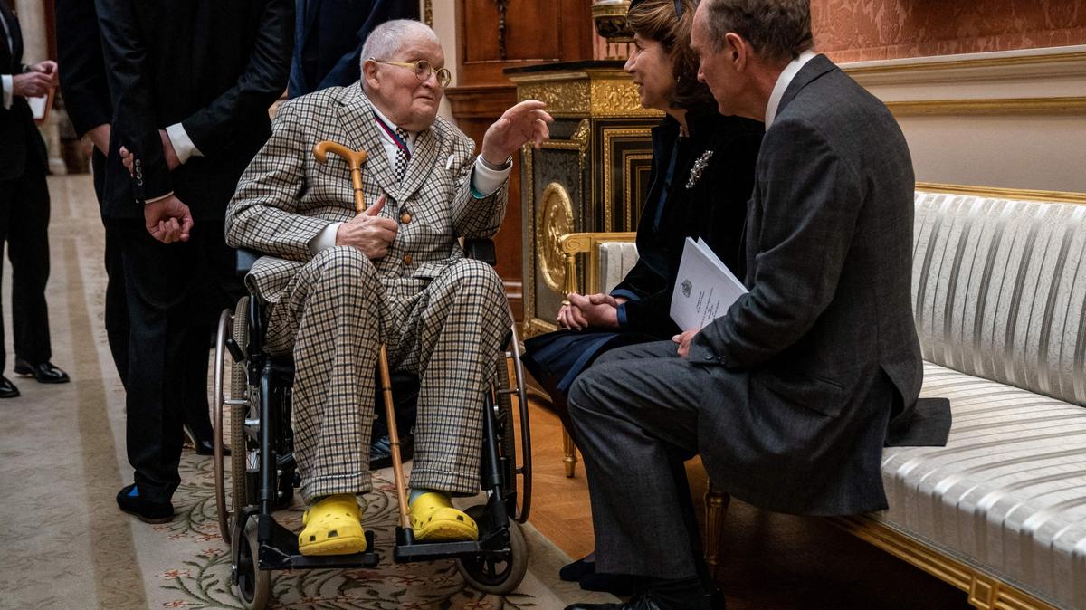 En Crocs jaunes, le peintre David Hockney met les pieds dans le «Splash»  lors d'un déjeuner avec le roi Charles III