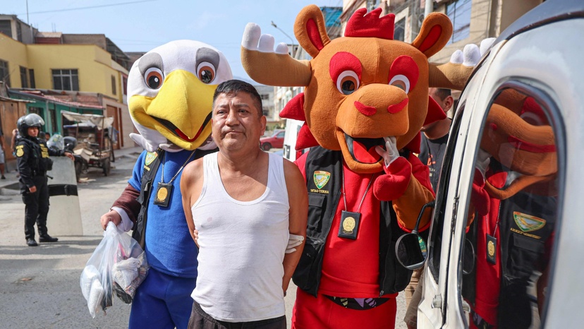Pérou | Des policiers déguisés en mascottes arrêtent un trafiquant de drogue