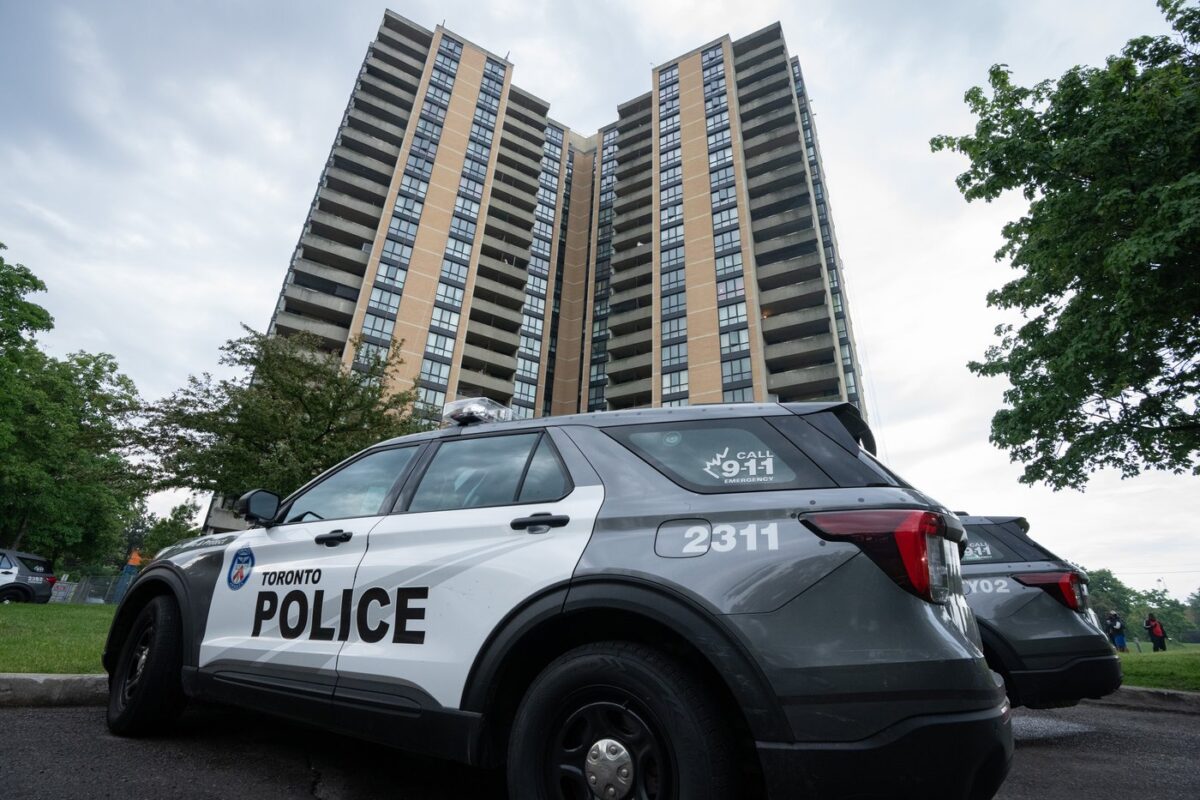 Un policier de Toronto est mort après avoir été touché par balle lors d'une  opération | L'actualité