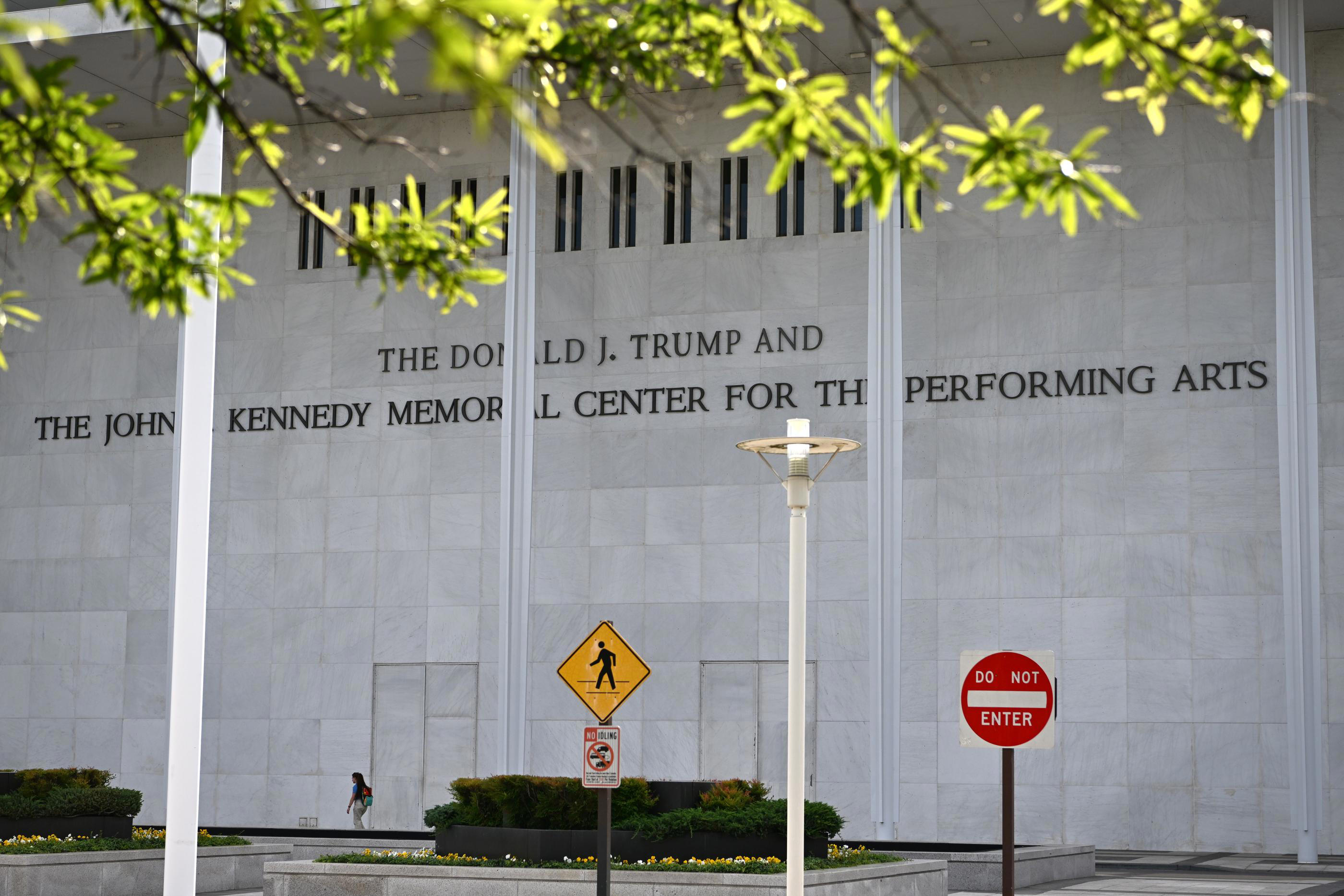 Le nom de Donald Trump doit être retiré du Kennedy Center après une décision  de justice