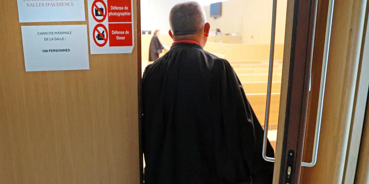 Vols d'éditions rares de Pouchkine : jusqu'à 8 ans de prison requis contre  six Géorgiens