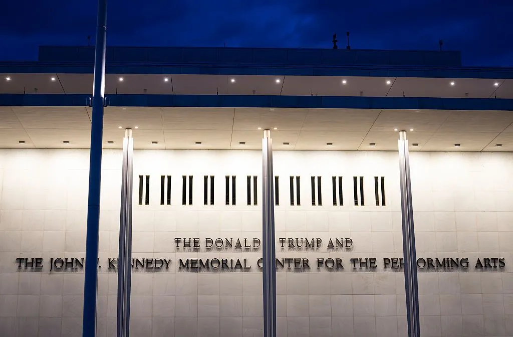 Un juge ordonne le retrait du nom de Donald Trump du Kennedy Center -  Cintese