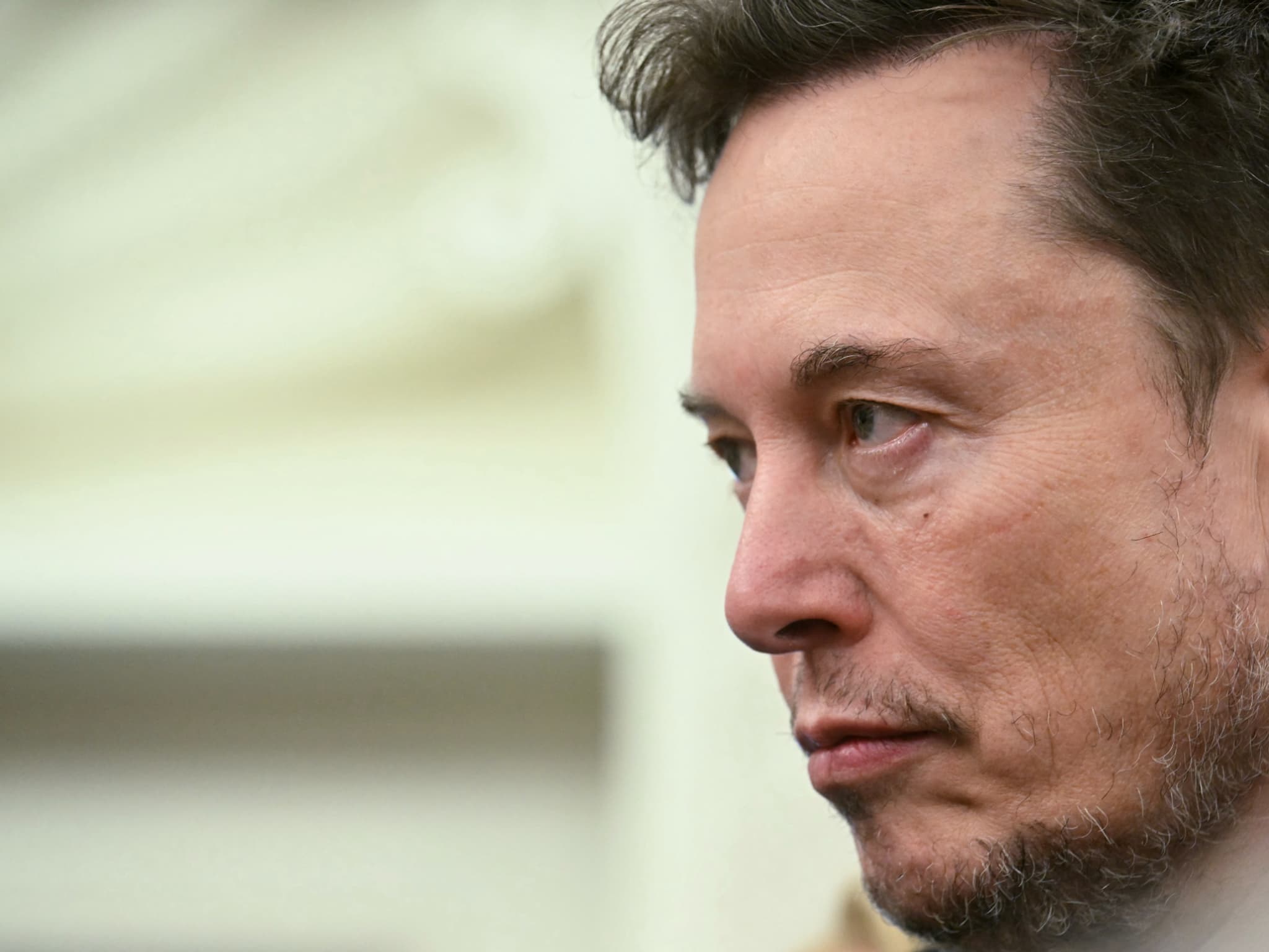 Elon Musk accuse le Royaume-Uni de vouloir "supprimer la liberté  d'expression", qui menace d'interdire X à cause des images sexualisées de  mineurs générées par Grok
