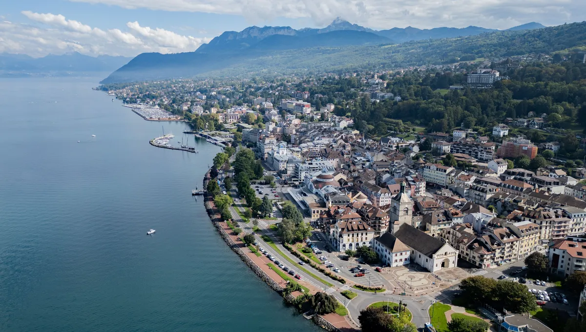 À un mois du sommet du G7, habitants et commerçants d'Évian-les-Bains  oscillent entre indifférence et inquiétude | ICI