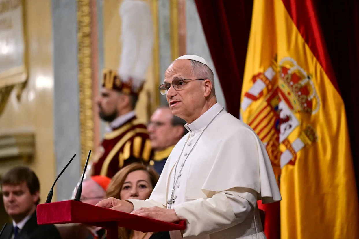 Le pape Léon XIV contraint de retarder son départ des Canaries en raison  d'un "problème technique" sur son avion - Yahoo Actualités France