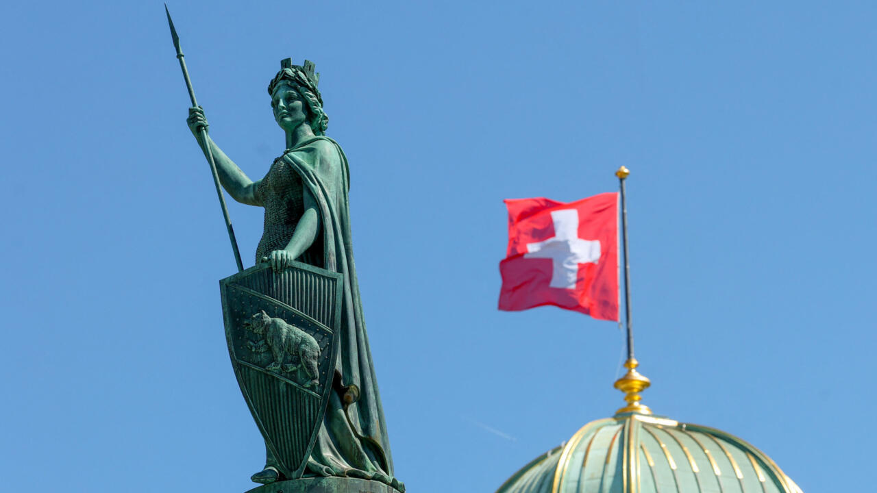 En Suisse, la population bientôt plafonnée à 10 millions ? L'immigration au  cœur d'un référendum - France 24