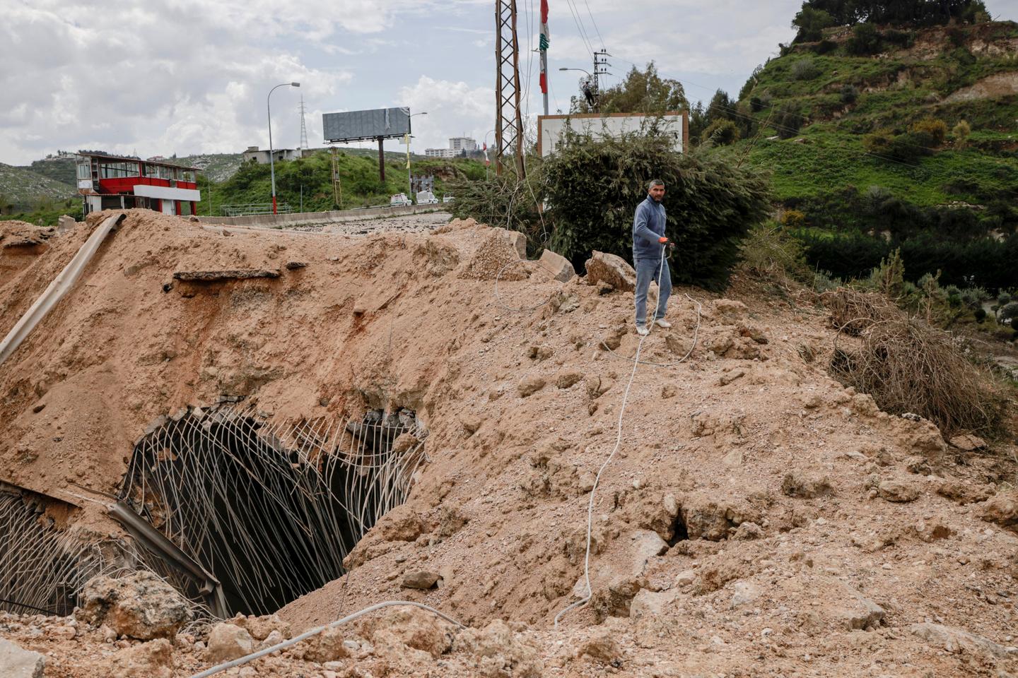 A Tyr, dans le sud du Liban, des civils pris au piège après la destruction  de ponts par Israël