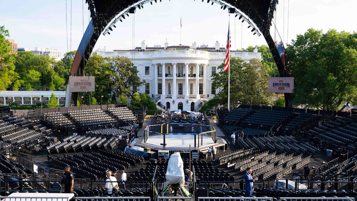 Donald Trump célèbre ses 80 ans avec une arène de MMA à la Maison Blanche -  20 minutes