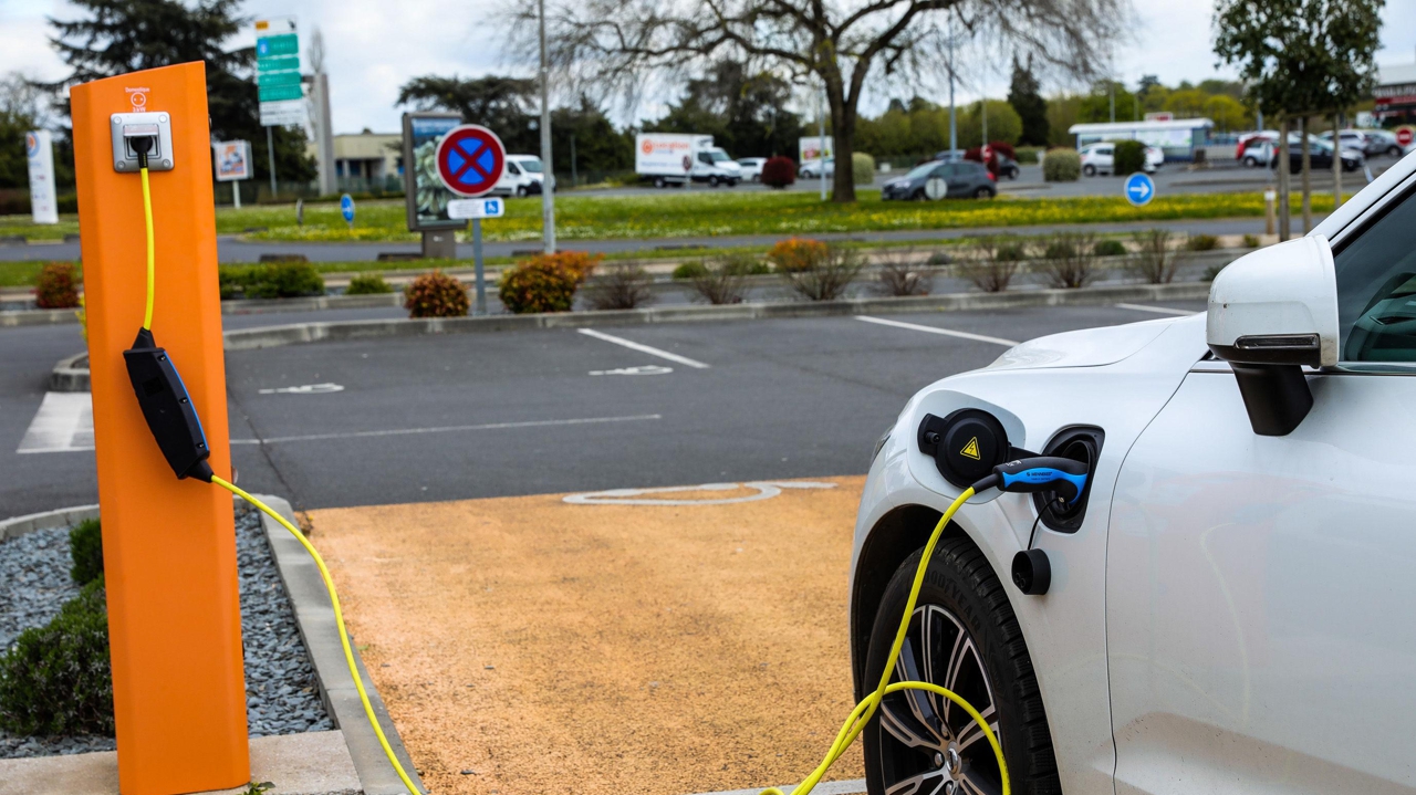 Une reprise en main s'impose" : la CLCV dénonce à son tour la "loterie des  tarifs" des bornes de recharge de voitures
