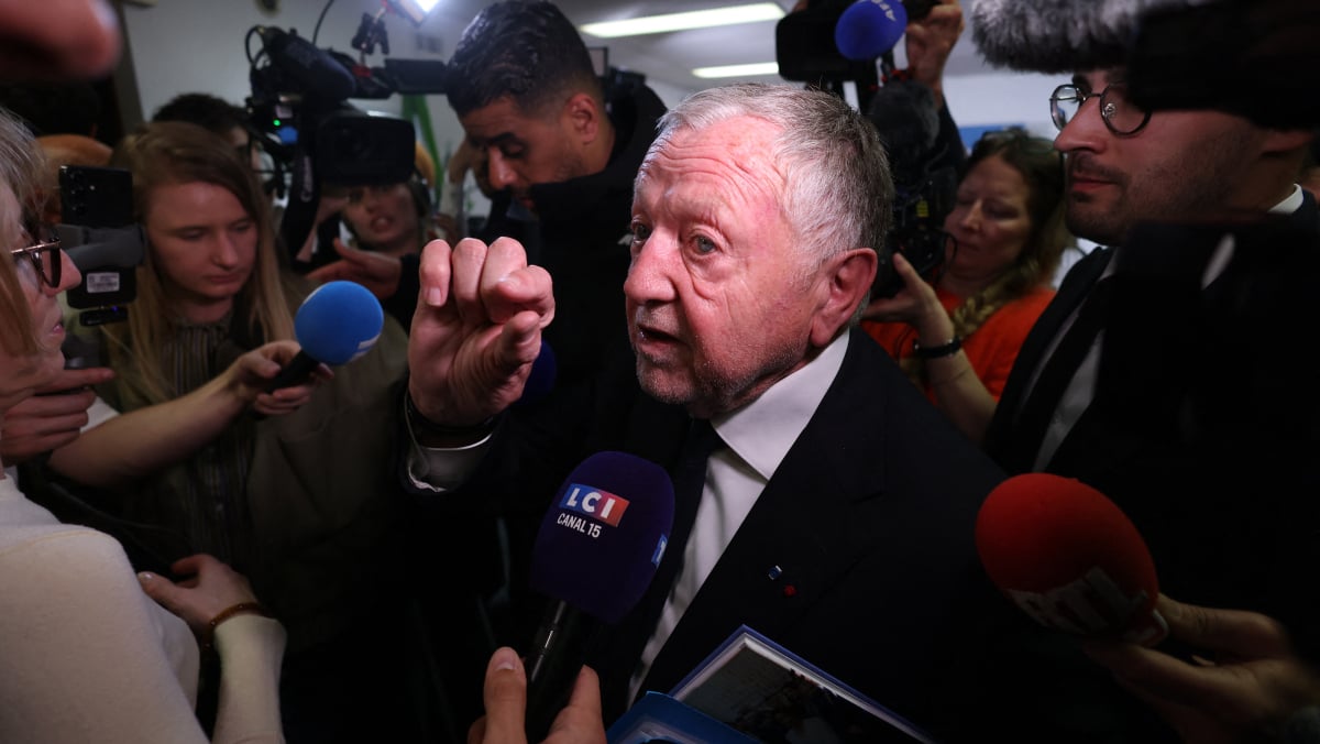Plainte pour viol contre un conseiller : la Métropole de Lyon retire ses  délégations à Aulas et deux autres élus